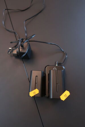 2 stk. batterier til SONY samt lader 