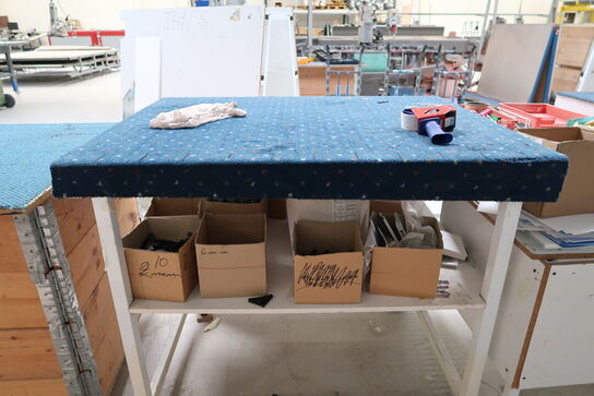 2 stk. opbevaringsvogne med div. Varelager m.m.