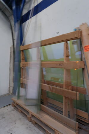 2 stk. opbevaringsstativer med div. Glas