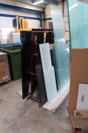 2 stk. opbevaringsvogne med div. Glas