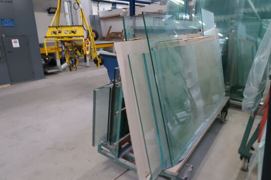 Opbevaringsvogn samt stativ med div. Glas