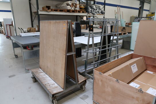 2 stk. opbevaringsvogne med div. Glas