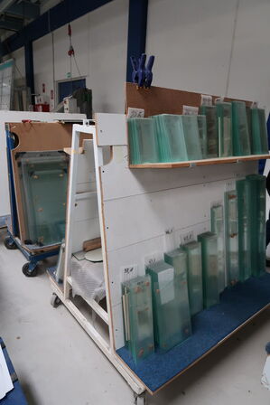 4 stk. opbevaringsvogne med div. glas