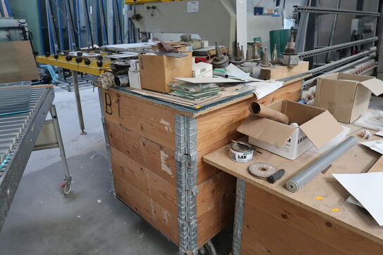 2 stk. paller med palleramer samt div. Værktøj og varelager