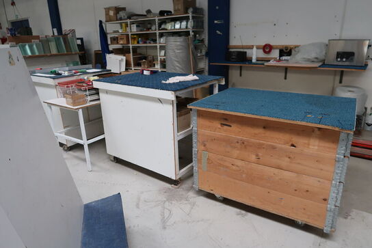 2 stk. opbevaringsvogne med div. Varelager m.m.