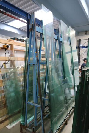 2 stk. opbevaringsstativer med div. Glas m.m.