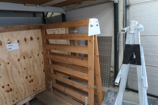 3 stk. opbevaringskasser samt div. Opbevaringstativer i træ