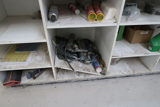 Opbevaringsbord med indhold m.m.