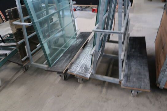 2 stk. opbevaringsvogne med div. Glas