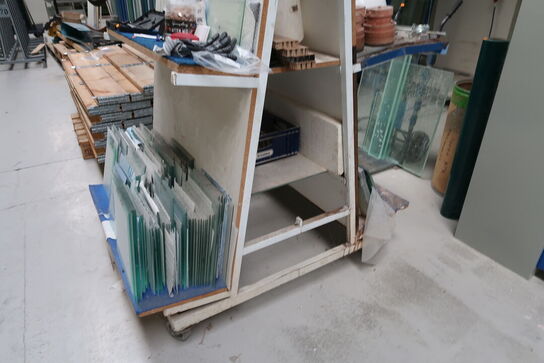 Opbevaringsvogn med div. Glas og værktøj