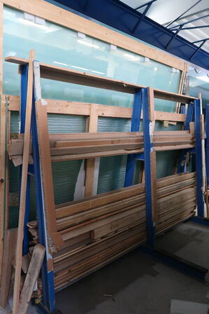 2 stk. opbevaringsstativer med div. Glas