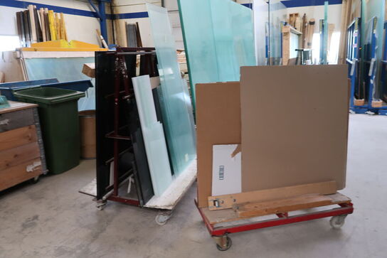 2 stk. opbevaringsvogne med div. Glas