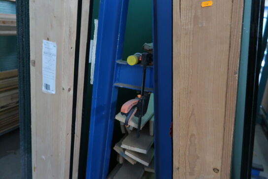 2 stk. opbevaringsstativer med div. Glas