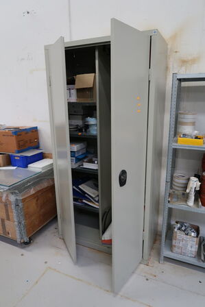 Stålskab med div. Varelager