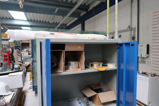 Stålskab med indhold