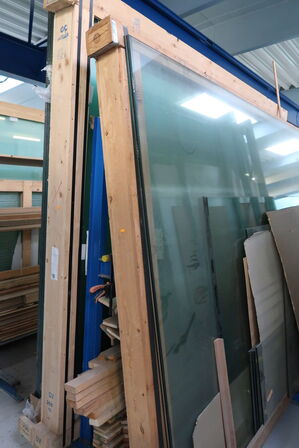 2 stk. opbevaringsstativer med div. Glas