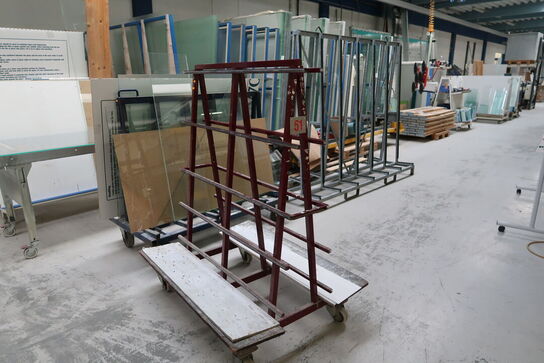 2 stk. opbevaringsvogne samt stativ med div. Glas