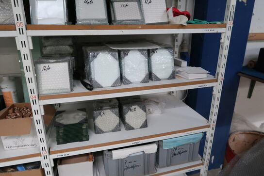 Lagerreol med div. Reservedele og varelager