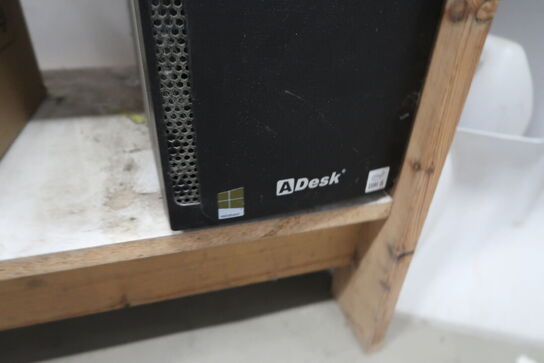 Labelprinter ZEBRA GK420d, computerskærm, tastatur, computer m.m.