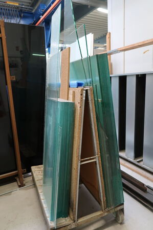 Div. Opbevaringsstativer i træ med div. Glas