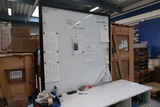 Opbevaringsbord med indhold m.m.