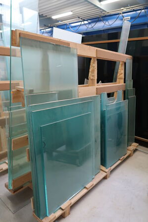 Div. Opbevaringsstativer i træ med div. Glas