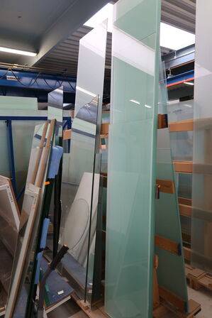 Div. Opbevaringsstativer i træ med div. Glas