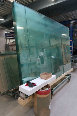 Opbevaringsvogn samt stativ med div. Glas