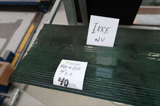 2 stk. opbevaringsvogne med div. Glas