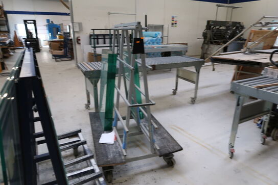 2 stk. opbevaringsvogne med div. Glas