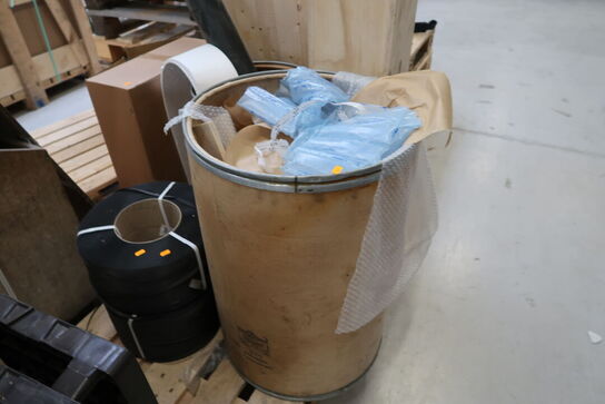 Palle med omsnøringsbånd, skraldespand m.m.