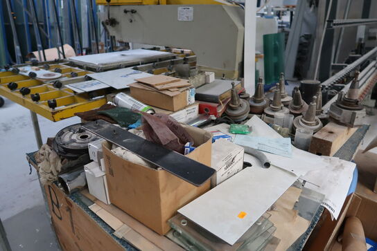 2 stk. paller med palleramer samt div. Værktøj og varelager