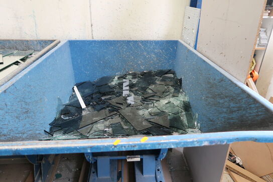 Vippecontainer med indhold