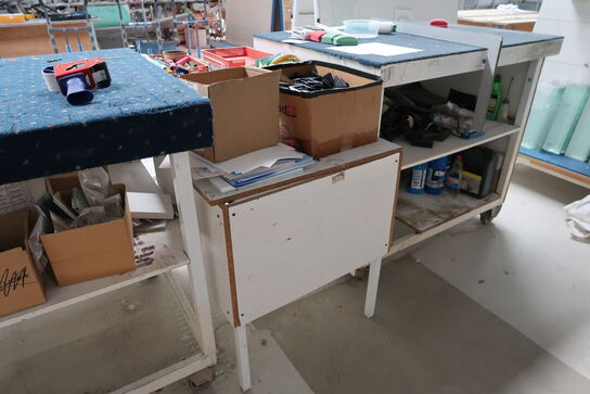 2 stk. opbevaringsvogne med div. Varelager m.m.