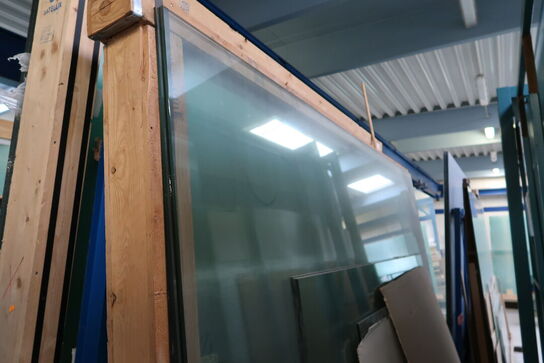 2 stk. opbevaringsstativer med div. Glas