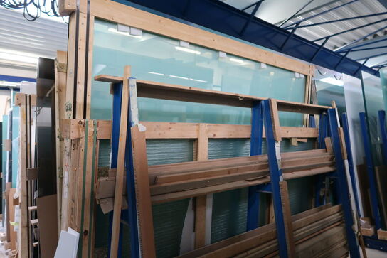 2 stk. opbevaringsstativer med div. Glas