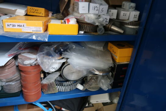 Stålskab med div. Reservedele