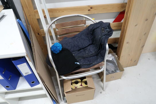 Opbevaringsbord med indhold m.m.