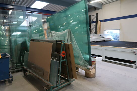 Opbevaringsvogn samt stativ med div. Glas