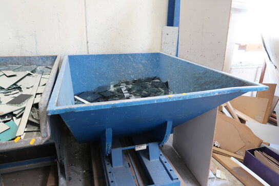 Vippecontainer med indhold