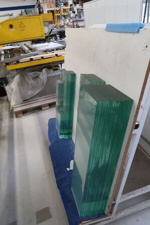 2 stk. opbevaringsvogne med div. glas