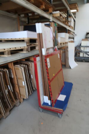 Opbevaringsvogn med indhold