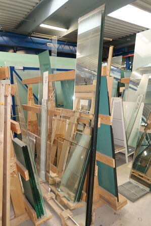 Div. Opbevaringsstativer i træ med div. Glas