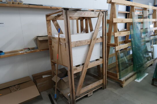 2 stk. opbevaringsstativer med div. Glas m.m.