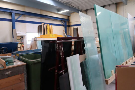 2 stk. opbevaringsvogne med div. Glas