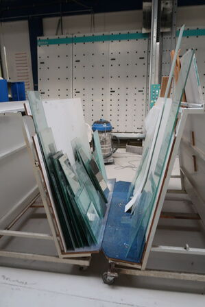 2 stk. opbevaringsvogne med div. glas