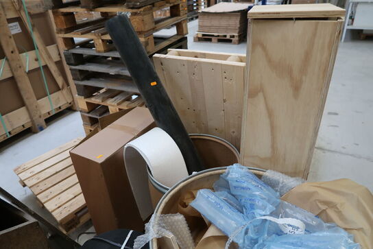 Palle med omsnøringsbånd, skraldespand m.m.