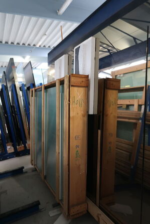 2 stk. opbevaringsstativer med div. Glas