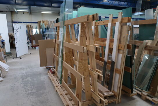 Div. Opbevaringsstativer i træ med div. Glas