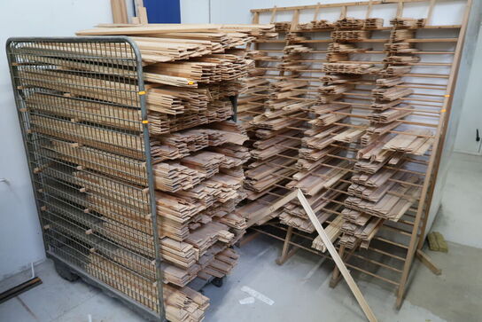 Pakkebur samt reol med div. Varelager